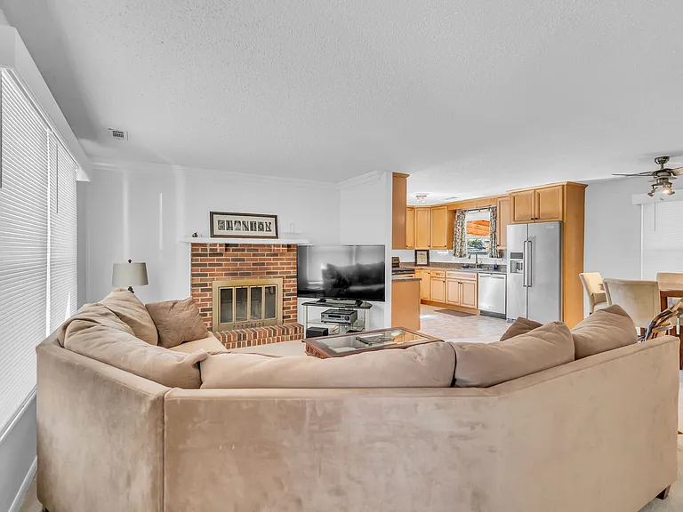 3811 Acorn Ave — Photo 5
