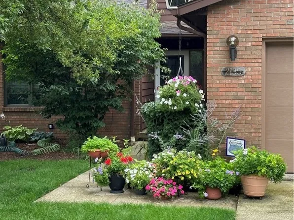 2135 Prestwick Dr, Uniontown, OH 44685