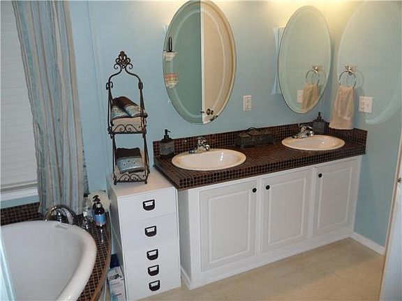 5th image of 2758 E Marina Dr