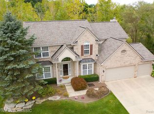 1057 Birchway Ct, South Lyon, MI 48178