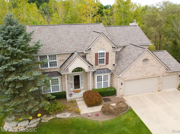 1057 Birchway Ct, South Lyon, MI 48178