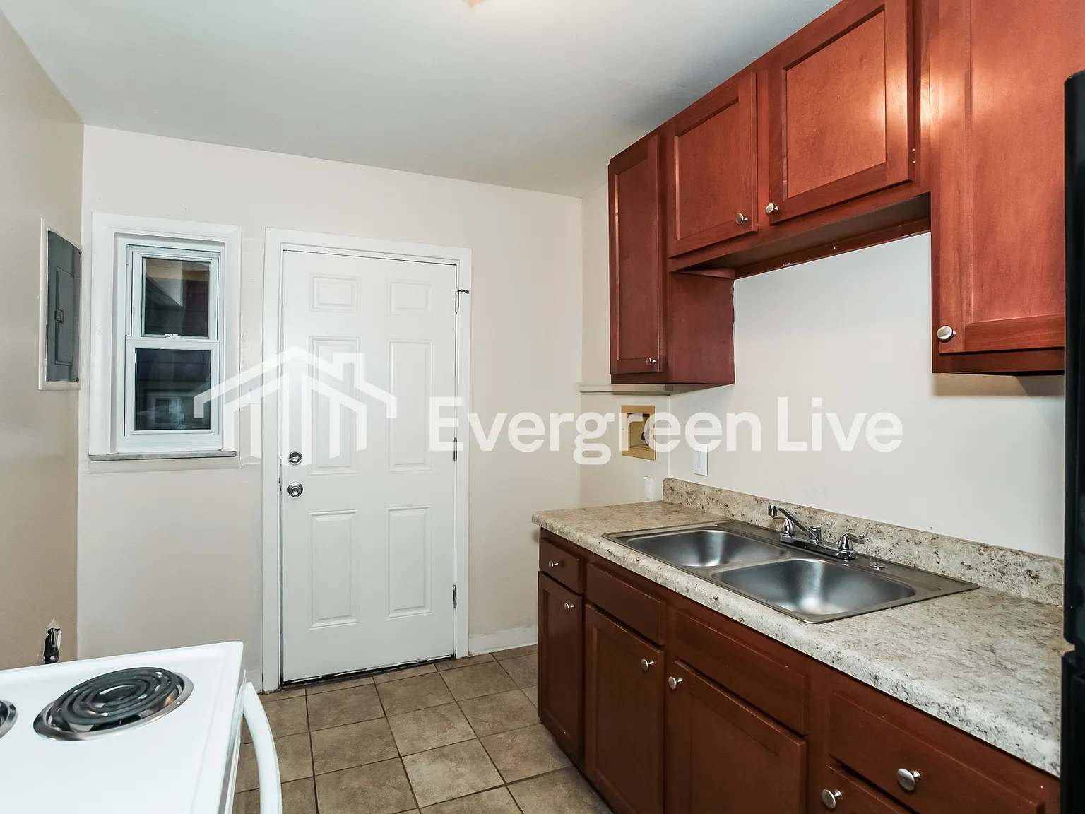 3 bed, 1.0 bath, 918 sqft, $1,445 — Photo 2
