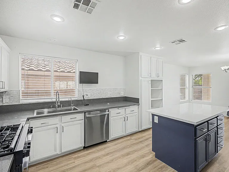 10547 Lilac Tree Ave — Photo 11