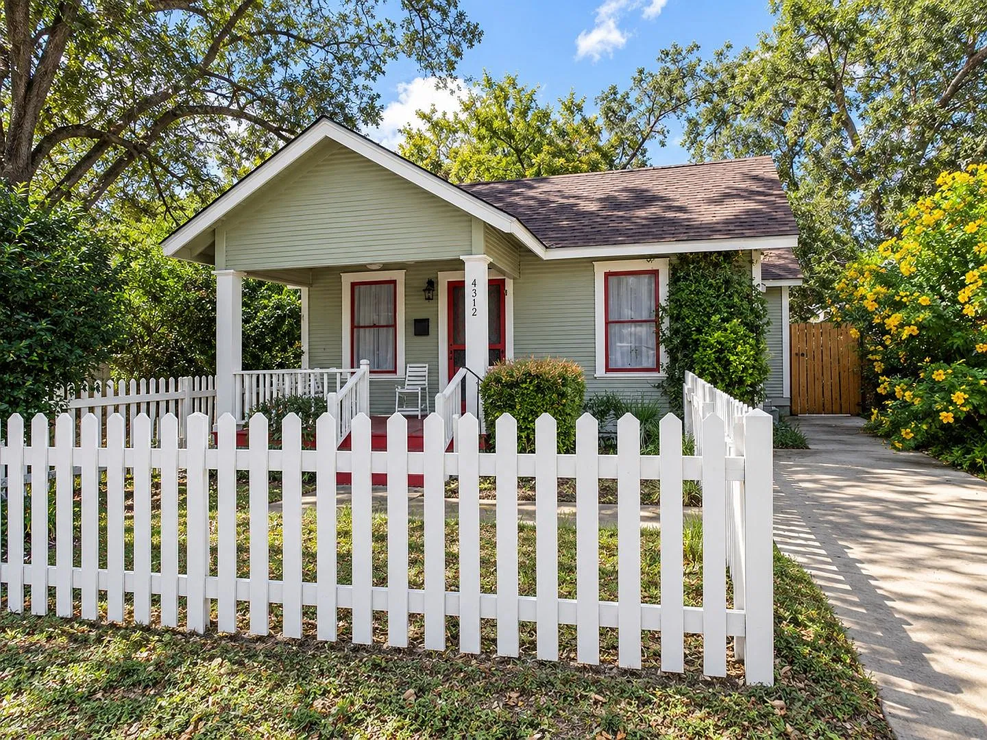 2/2 House - Hyde Park — Photo 1