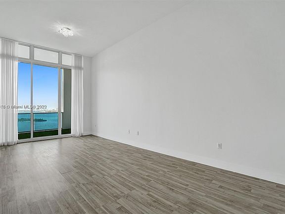 5th image of 725 NE 22nd St Ph Ph1e