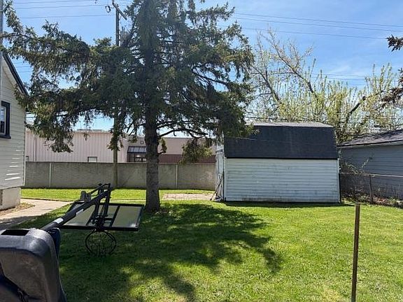 3rd image of 21186 Woodward St