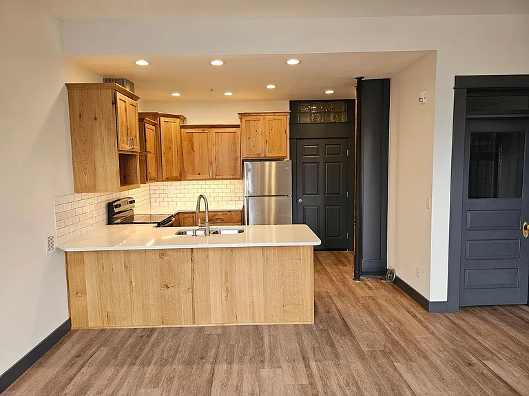 211 Elm St — Photo 8