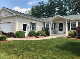 10 Looking Glass Cir, Uncasville, CT 06382