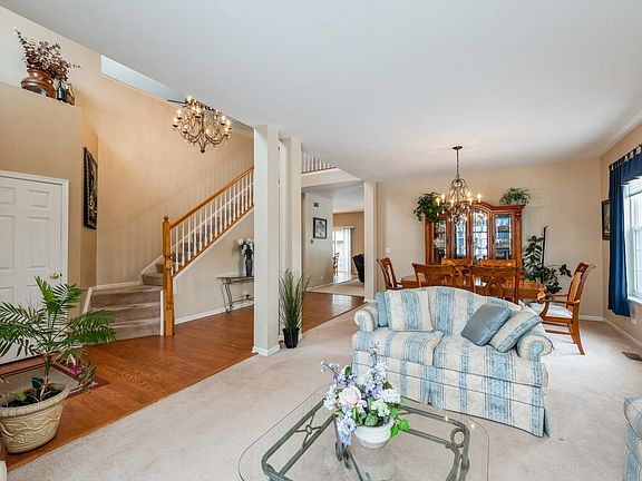 3rd image of 7 W Ellington Ct