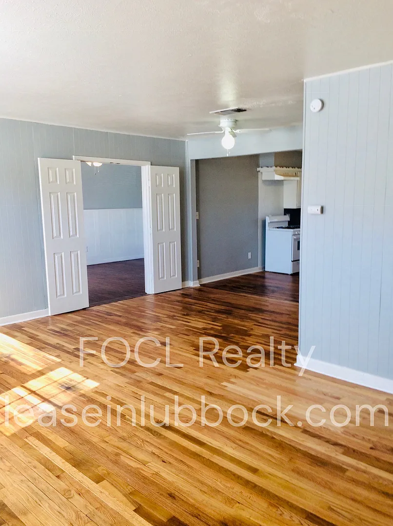 Spacious 3/2 with Hardwood Floors — Photo 2