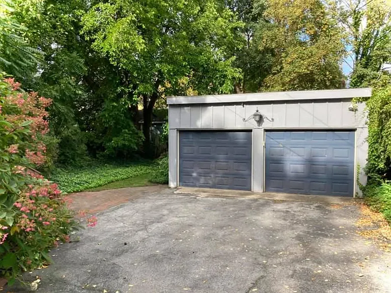 1260 Park Ave — Photo 11
