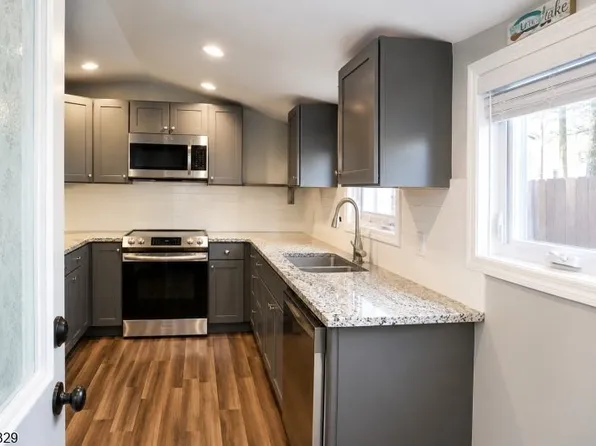 1 Hickory Trl, Byram Township, NJ 07821