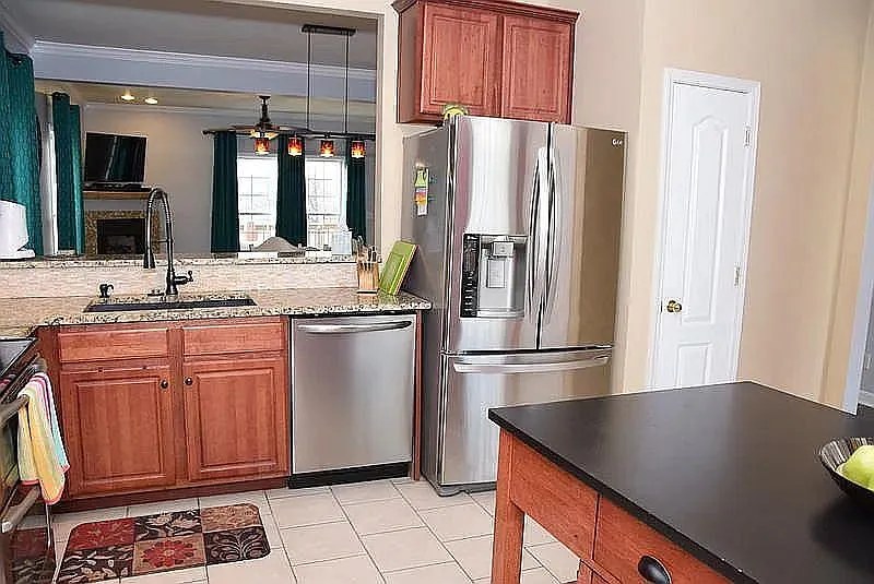 3 bed, 3.0 bath, 2439 sqft, $2,690 — Photo 2