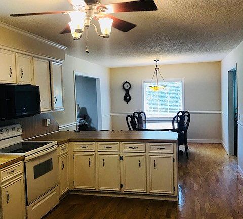 4th image of 425 Sedgefield Cir