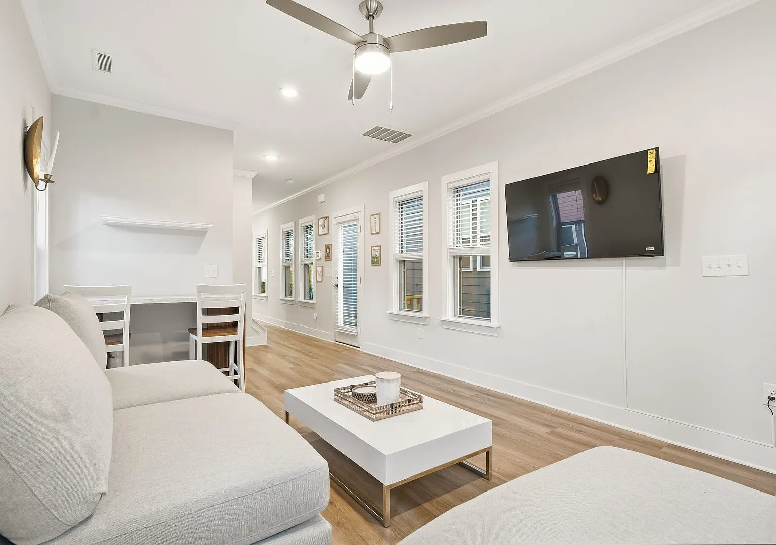 New Furnished 2 Bed/2.5 bath lease only close to downtown, all utilities included! — Photo 2