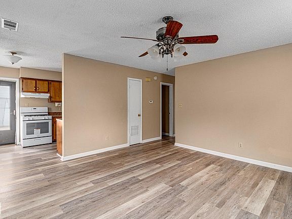 3rd image of 131 E Oak St