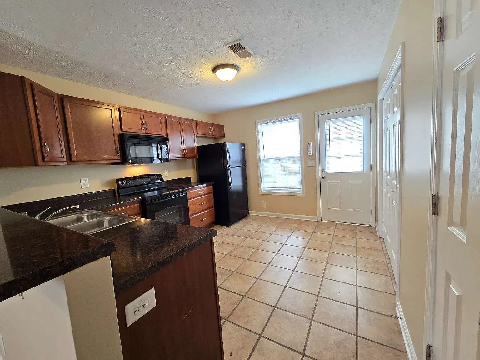 2 bed, 1.5 bath, 950 sqft, $975 — Photo 4