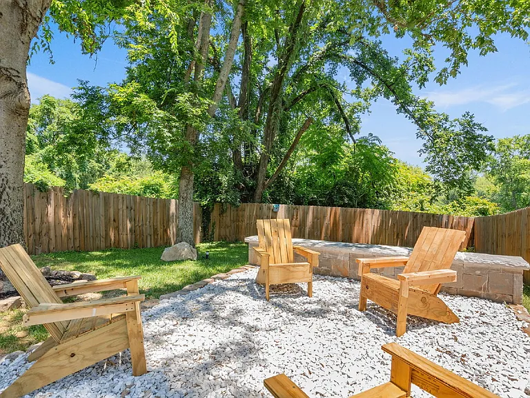 303 Riverside Dr #B — Photo 52