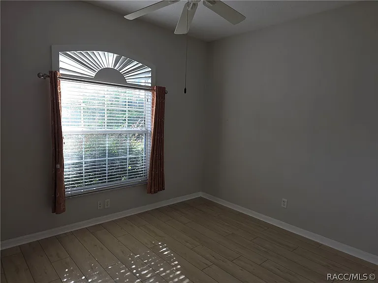 1641 N Shadowview Path — Photo 3