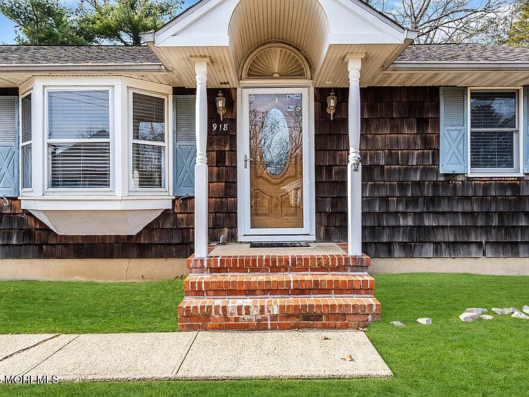 918 Charles Dr — Photo 13