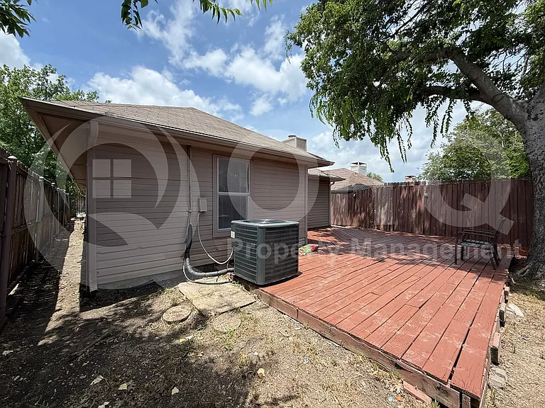 5400 Village Green Dr — Photo 4