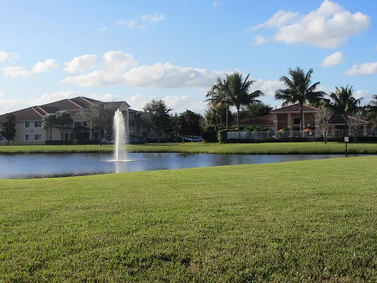 211 SW Palm Dr — Photo 8