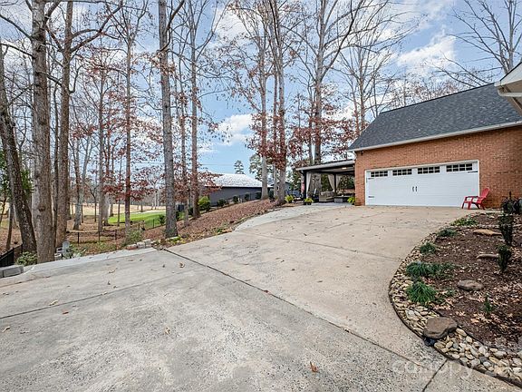 4th image of 435 Country Club Ct