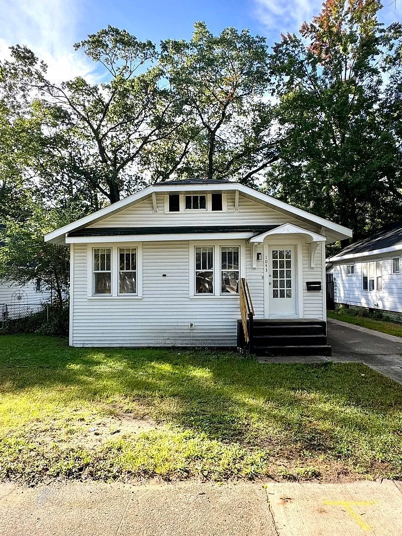 3 bed, 1.0 bath, 1008 sqft, $1,375 — Photo 1