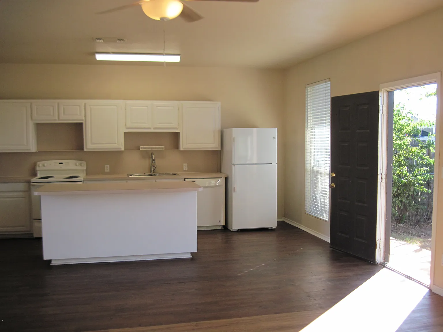 2 bed, 1000 sqft, $1,225 — Photo 3