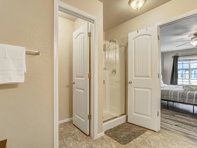 Master En-Suite Bathroom