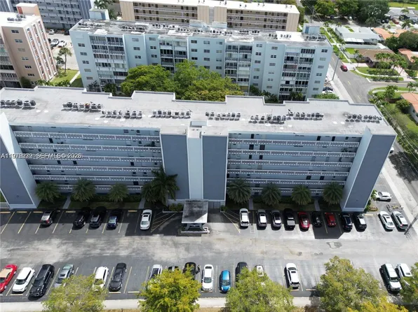 320 NE 12th Ave APT 703, Hallandale, FL 33009