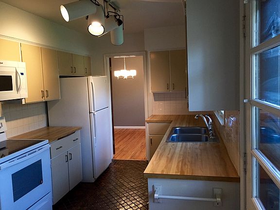 Bright kitchen 