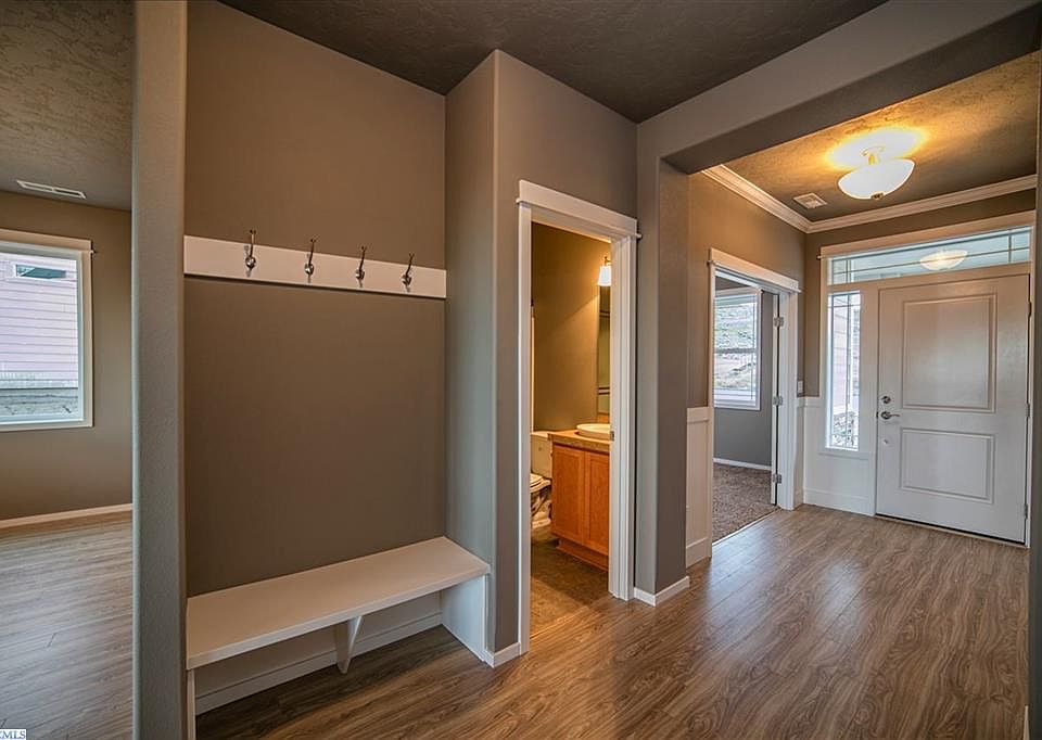 2nd image of 1120 Maple Lane