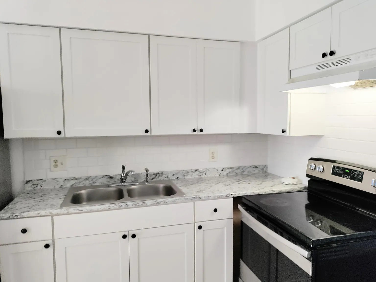 2 bed, 2.0 bath, 1000 sqft, $2,300 — Photo 2
