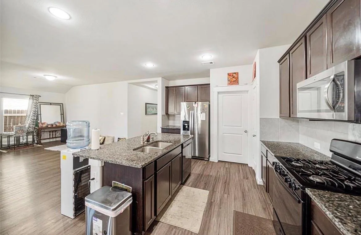 3 bed, 1849 sqft, $2,500 — Photo 4