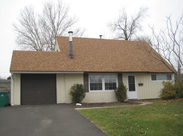 51 Pumpkin Hill Rd, Levittown, PA 19056