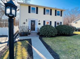 2 Marian Ln, Woonsocket, RI 02895