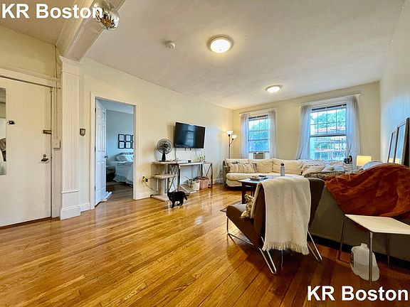 4th image of 724 Washington St #4