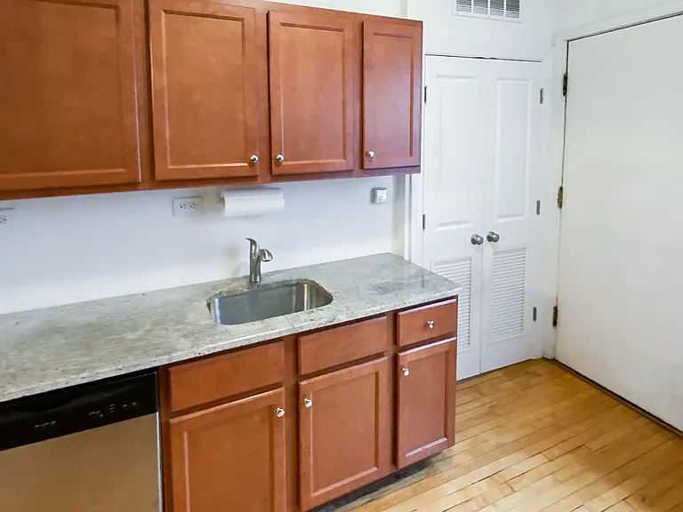 1509 W Barry Ave #2 — Photo 7