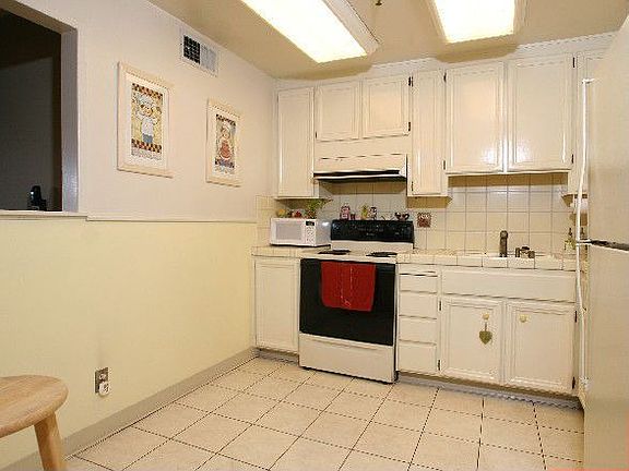 Kitchen with eat-in area