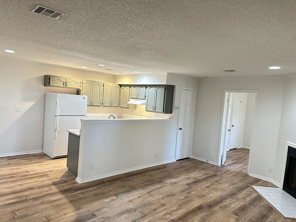 2436 East 10th Street - 102