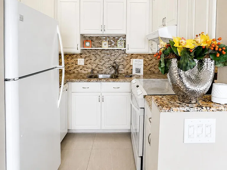 1201 S Riverside Dr #307 — Photo 4
