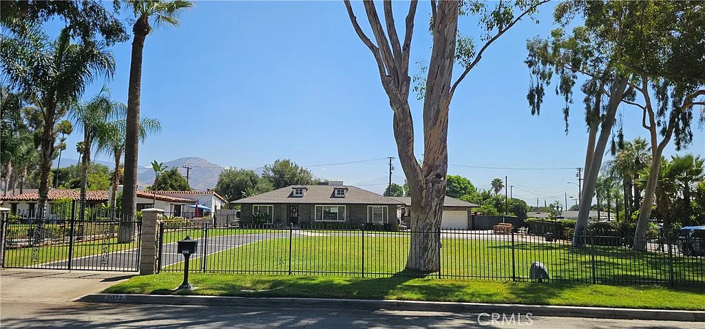 3 bed, 1740 sqft, $3,500 — Photo 2