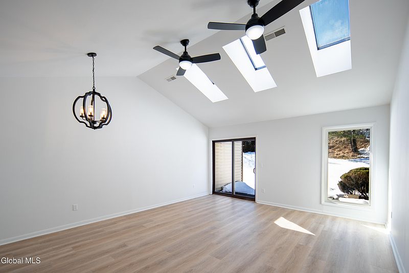 5th image of 29 Surrey Hill Drive