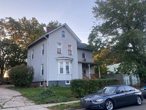 3rd image of 318 Amherst St