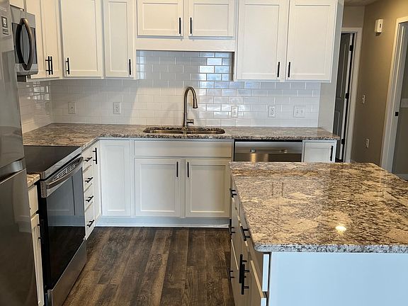 5th image of 3250 Gateway Dr #7