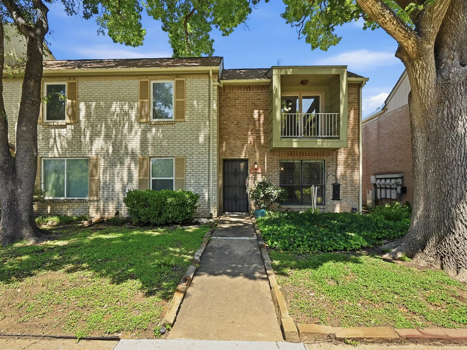 2 bed, 2.5 bath, 1332 sqft, $1,800 — Photo 1