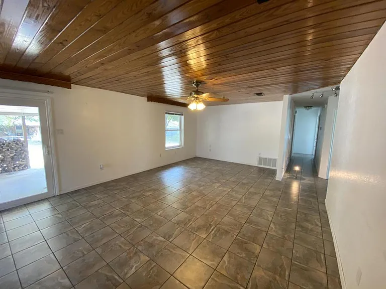 1122 Rhonda Lee St — Photo 5