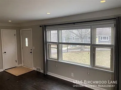 Minnetonka Home: 3-Bedroom Retreat with Finished Basement & Hardwood Floors 9/1 — Photo 2