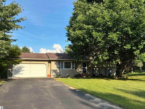 6228 Applewood Ln, Williamsburg, MI 49690